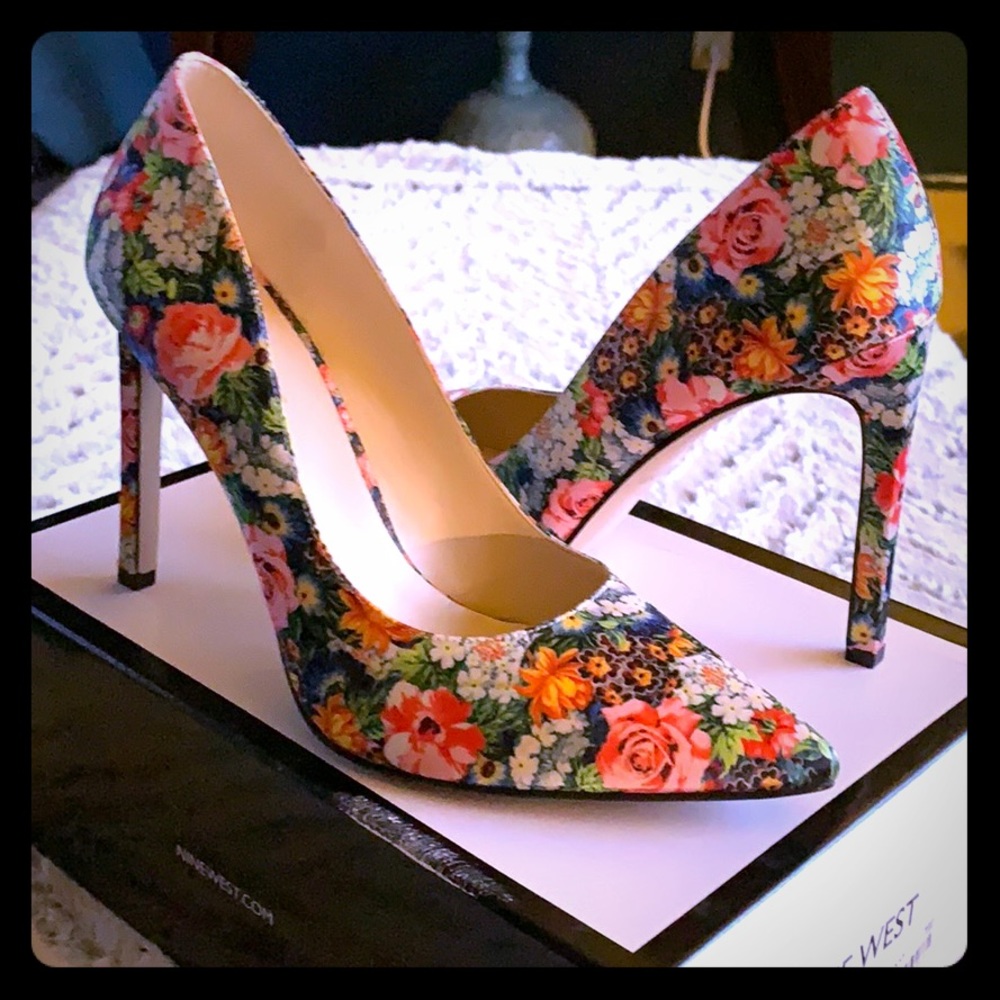 Nine West Tatiana floral pattern heels size 8M
